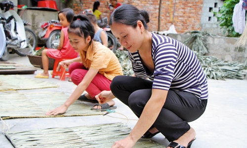 Về thăm Yên Lạc để chằm áo tơi